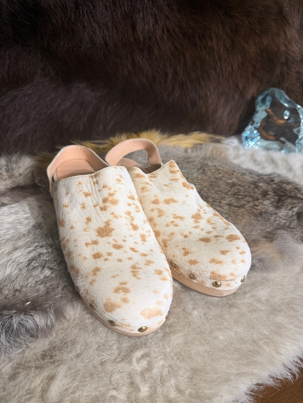 Cream and Tan Speckled Cowhide Clogs 8.5 (BK4)